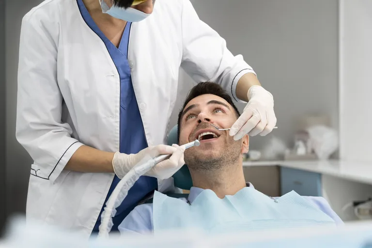 Dentista durante un trattamento odontoiatrico