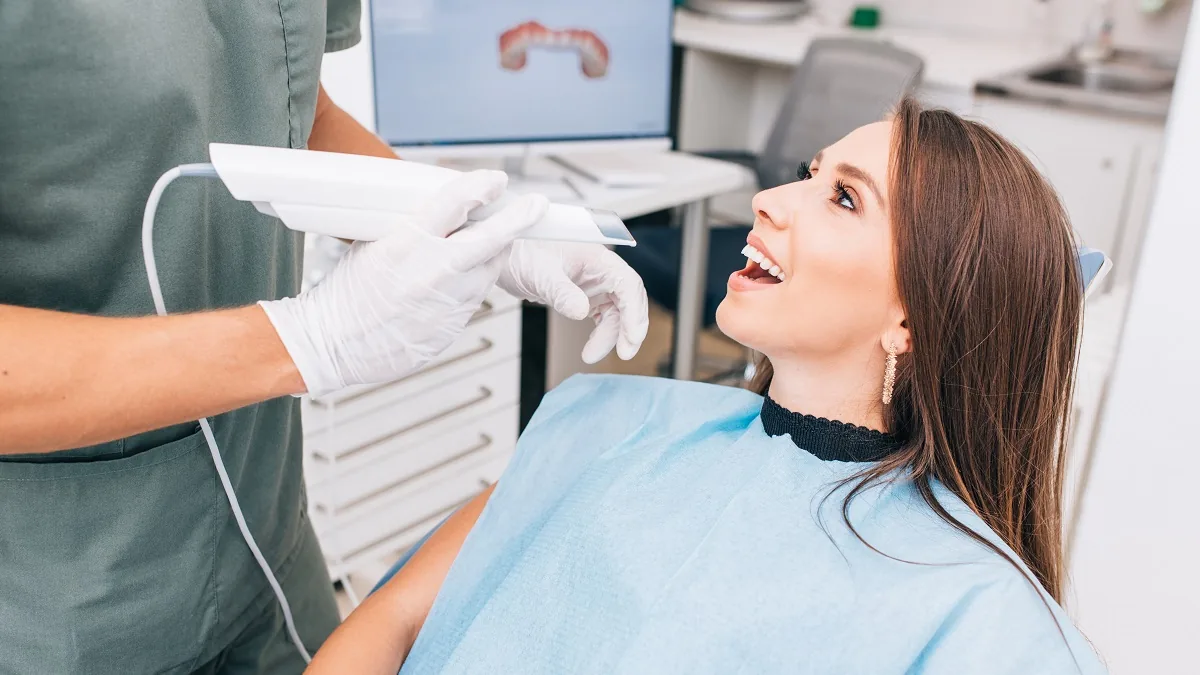 Scanner intraorale durante una scansione dentale
